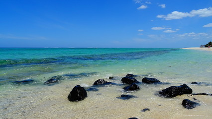 Traumstrand mit schwarzen Felsen - Mauritius