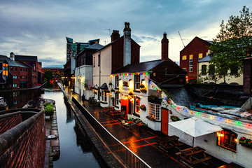 Dijken tijdens de regen in de avond bij het beroemde kanaal van Birmingham in het UK