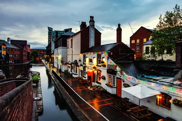 Zelfklevend Fotobehang Stad aan het water Dijken tijdens de regen in de avond bij het beroemde kanaal van Birmingham in het UK