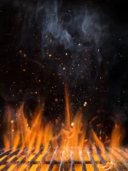 Gordijnen Lege vlammende houtskoolgrill met open vuur. © Lukas Gojda