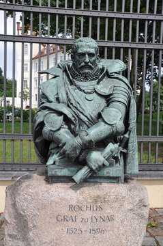 Statue von Rochus Graf zu Lynar in L&uuml;bbenau