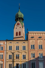 Fototapeta na wymiar Altstadt Rosenheim mit Kirchturm St. Nikolaus