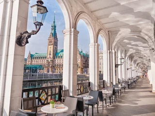 Alsterarkaden an der Kleinen Alster in Hamburg, Blick auf das historische Hamburger Rathaus © acnaleksy