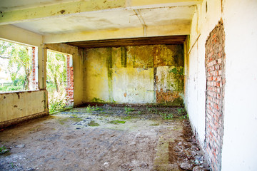 Fototapeta na wymiar empty room in an abandoned house