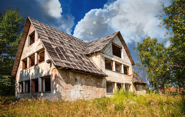 Fototapeta na wymiar old abandoned village house
