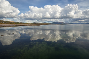 riflesso delle nuvole nelle acque dell’oceano atlantico in irlanda