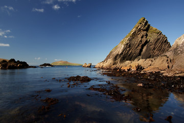 pietra piramidale in mezzo al mare