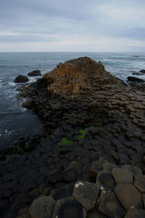 monticolo di pietre basaltiche di origine vulcanica in riva al mare