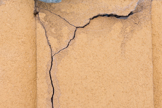 Cracked yellow wall due to improper dehydration and moisure