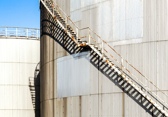 Fototapeta premium Szczegóły zakładu chemicznego, silosów i rur