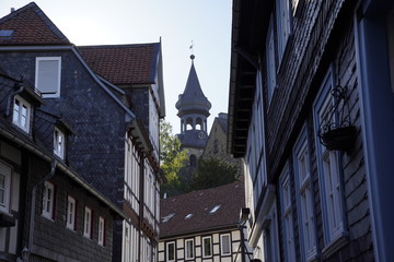 Obraz premium Tiny street with old nordic style houses in the town of Goslar, Germany in the Harz region.