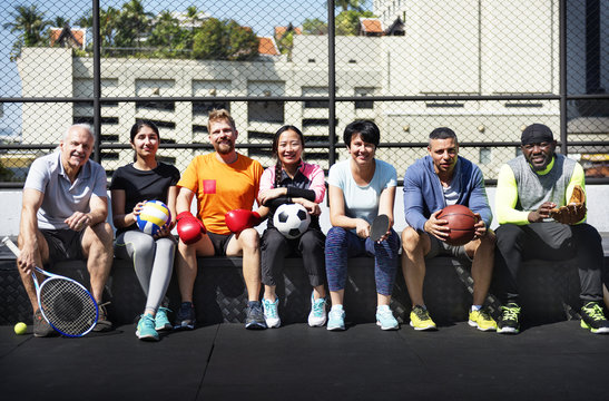 Group of diverse athletes sitting together © Rawpixel.com