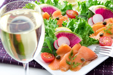 サーモンと野菜サラダのオードブル