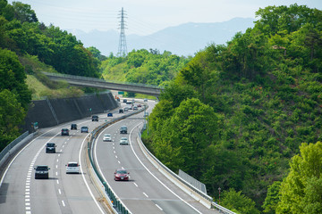 山間部の高速道路