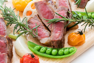 牛肉のステーキと野菜のグリル