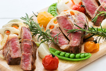 牛肉のステーキと野菜のグリル