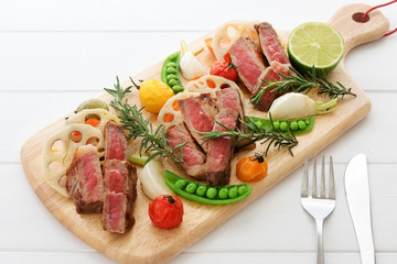 牛肉のステーキと野菜のグリル