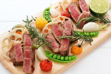 牛肉のステーキと野菜のグリル