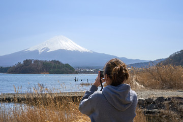 Fototapeta premium Young Asian tourists, aged 25-35, photographed with camera. Was photographed Mount Fuji. It is not a tourist destination in Japan.