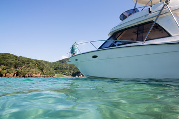 Fototapeta premium 綺麗な海とビーチと船