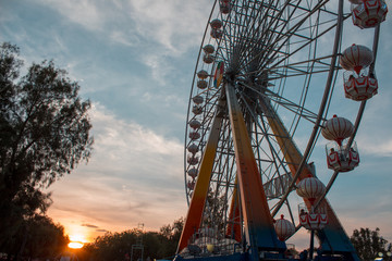 Rueda de la fortuna y atardecer 