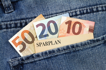 Sparplan Banknoten mit Visitenkarte in einer Hosentasche