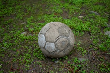 PELOTA VIEJA EN EL PATIO DE LA CABAÑA - obrazy, fototapety, plakaty