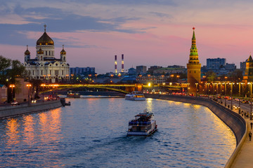 Obraz premium Sunset view of Cathedral of Christ the Savior, Moscow Kremlin and Moscow river. Architecture and landmarks of Moscow, Russia