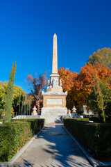 マドリード レアルター広場のモニュメント Monument to Fallen Heroes