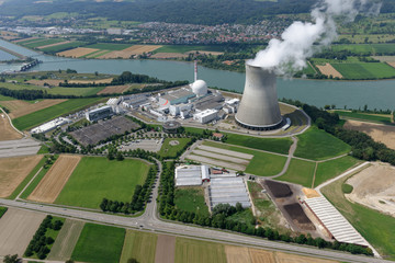 Luftaufnahme mit Blick auf das Kernkraftwerk Leibstadt und auf das Stauwehr des Flusskraftwerks Albbruck-Dogern © fototrm12
