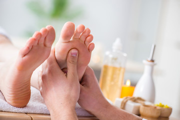 Massage des pieds dans un spa médical