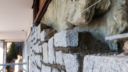 isolation et construction en pierre de granit