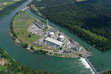 Luftaufnahme des Kernkraftwerks und des Wasserkraftwerks Beznau
