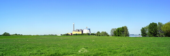 Naturlandschaft um Kalkar mit Schnellen Br&uuml;ter im Hintergrund ( jetzt Kernwasserwunderland ) 