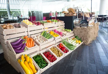 Photo sur Plexiglas Légumes Good choice of fresh fruit and vegetables in the wooden crates