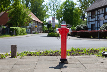 Hydrant in der Mitte eines Dorfes sichert Wasserversorgung