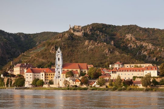 View over the Danube to Durnstein with collegiate church and castle ruin, Wachau, UNESCO World Cultural Heritage Site, Austria, Europe
