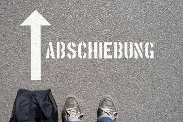Ein Mann mit dem Koffer und eine Abschiebung