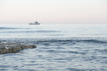 Barco en el Mar visto desde la Playa