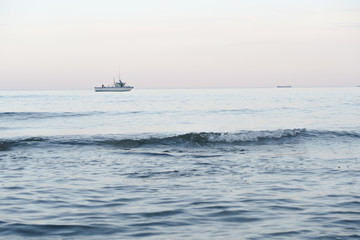 Barco en el Mar visto desde la Playa
