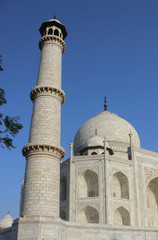 Fototapeta na wymiar Close-up shot of the minaret of taj mahal