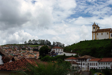 Église d'Ouro Preto dominant la ville