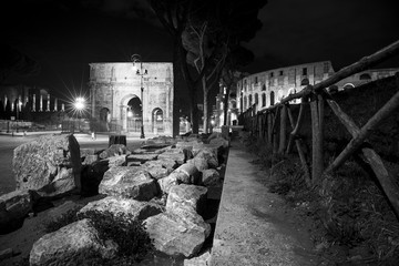 Colosseo a Roma in una bella notte , Italia
