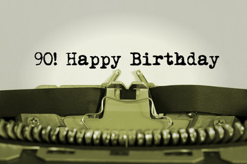Eine Schreibmaschine und Glückwünsche zum 90 Geburtstag