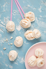 Białe bezy na błękitnym tle