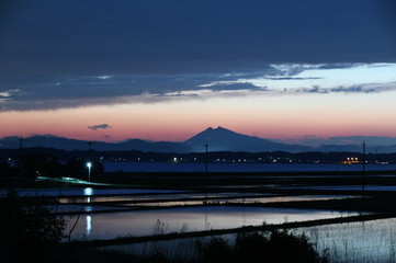筑波山と水田の夜景
