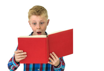 Freigestellter Junge ist vollkommen erstaunt über das, was er in einem roten Buch liest. Das Cover des Buches kann mit einem Text versehen werden.