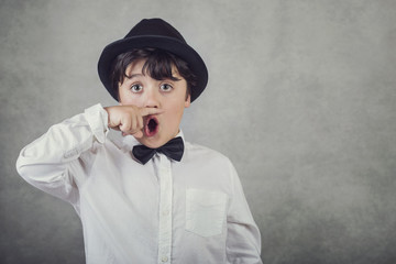 niño divertido con sombrero y pajarita