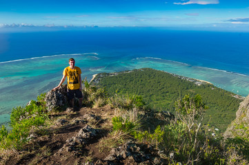 Auf dem Gipfel des Berges angekommen, nach einer Wanderung auf den Le Morne Brabant von Mauritius