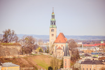 Aussicht auf die Stadt Salzburg von Kapuzinerberg in Frühjahr - Salzburg, Österreich